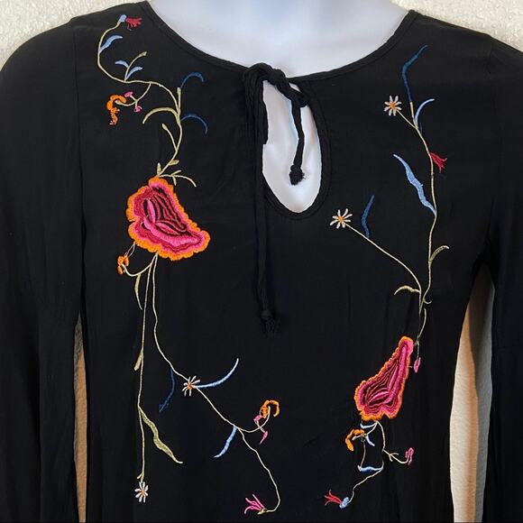 The Hanger Embroidered Bell Sleeve Top sz M - Picture 2 of 4
